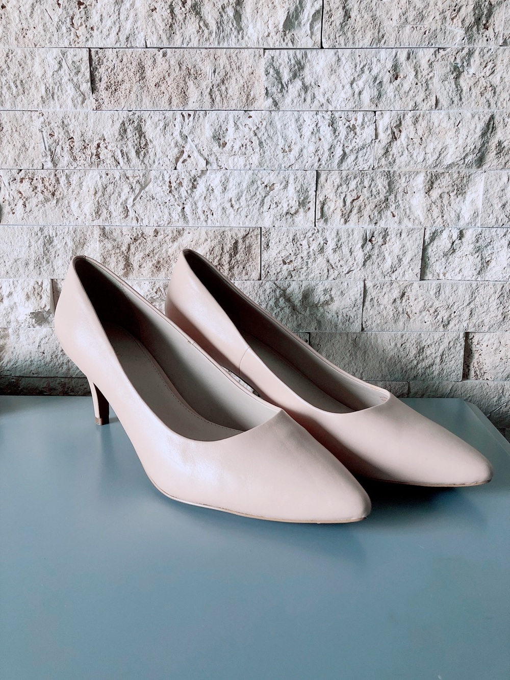 Cole Haan Leather Heels Pointed-Toe Kitten Heel Pumps nude cream size 10.5 shoes